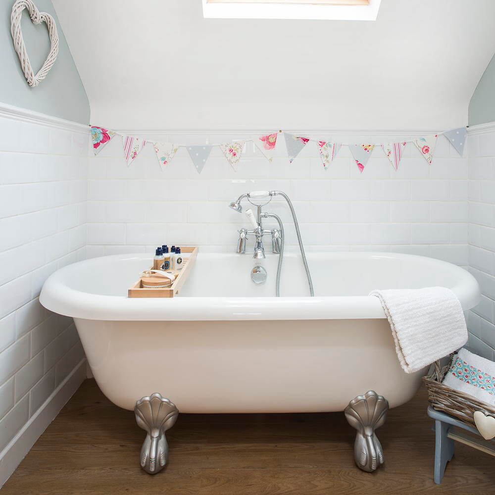 10 Mini Bathtub and Shower Combos for Your Small Bathrooms